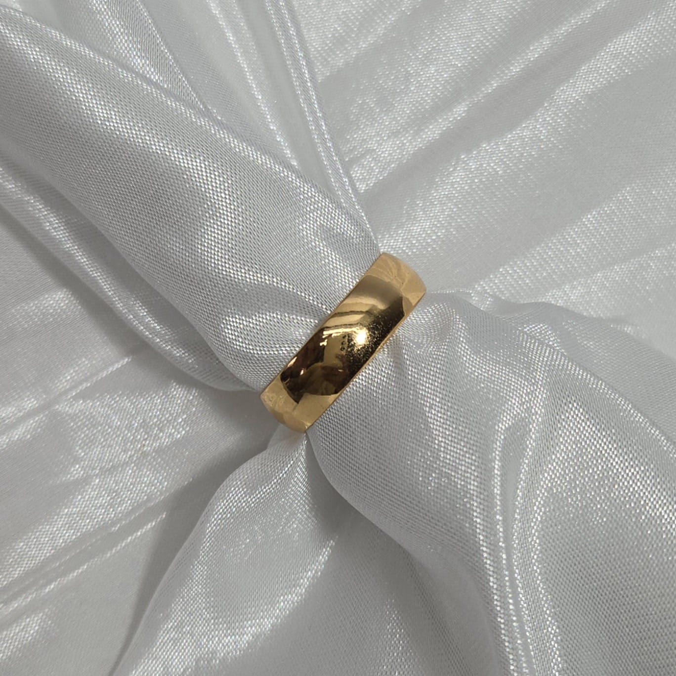 Decent Golden Ring for Men & Women